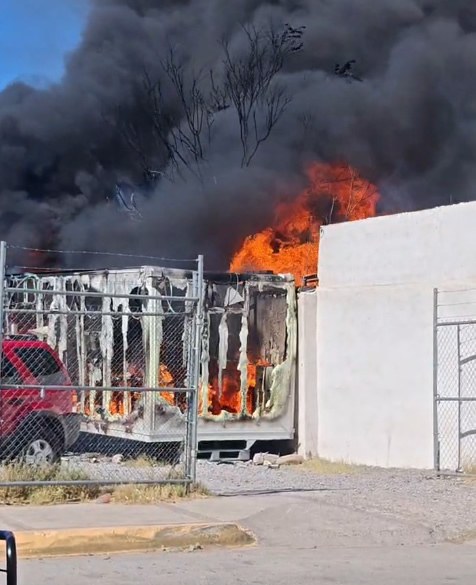 Incendio consume lote de autos