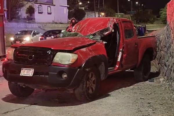 Mujer queda atrapada tras aparatosa volcadura