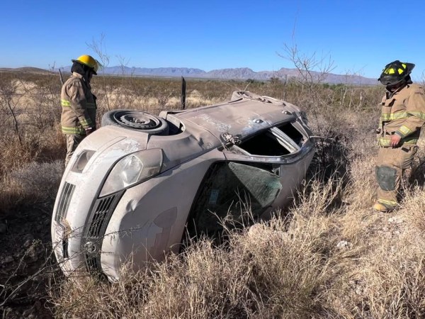 Vuelca auto oficial en la ruta a Ojinaga