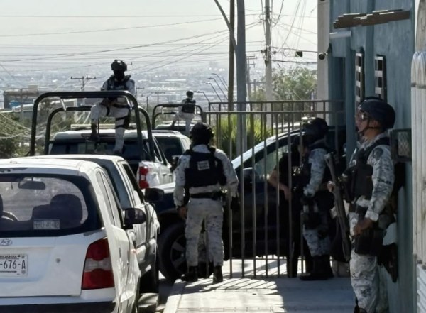 Hallan a hombre sin vida y en descomposición dentro de su casa