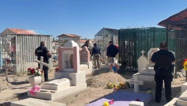 Hallan restos humanos sobre tumba en panteón