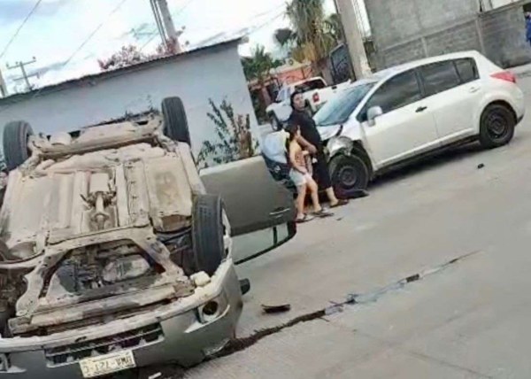 Vuelca tras choque