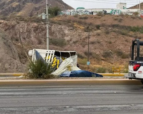 Vuelca tráiler en el R. Almada