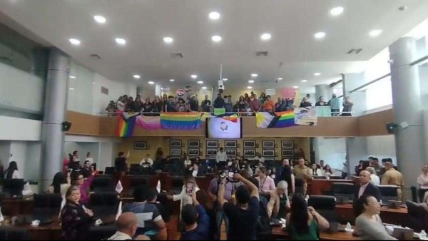 Truenan sesión del Congreso