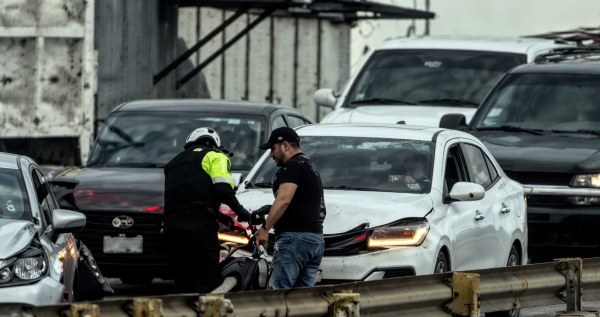 Carambola en el Teófilo Borunda genera caos vial
