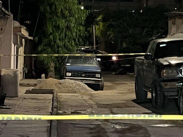 Hallan muerto en vía pública