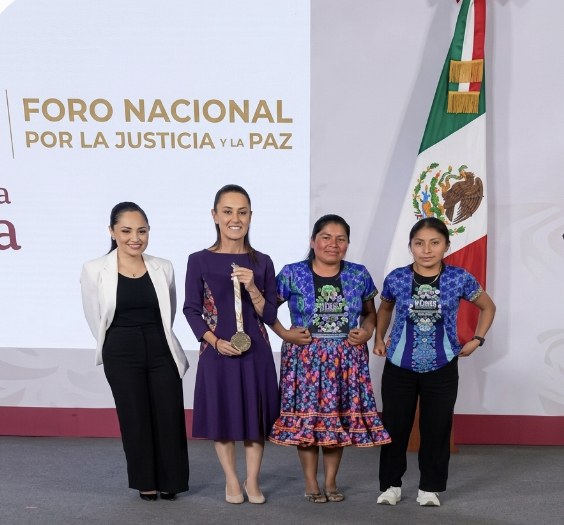 Atletas indígenas rarámuris y mixtecos conquistan la Gran Muralla China