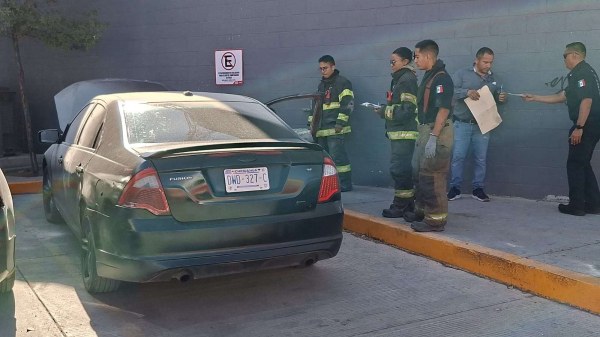 Se incendia auto en Oxxo