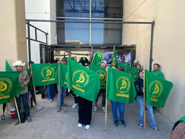 Toman edificio de la Revolución
