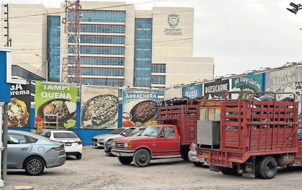 Por litigio mercantil, desalojan Ricky's Tacos