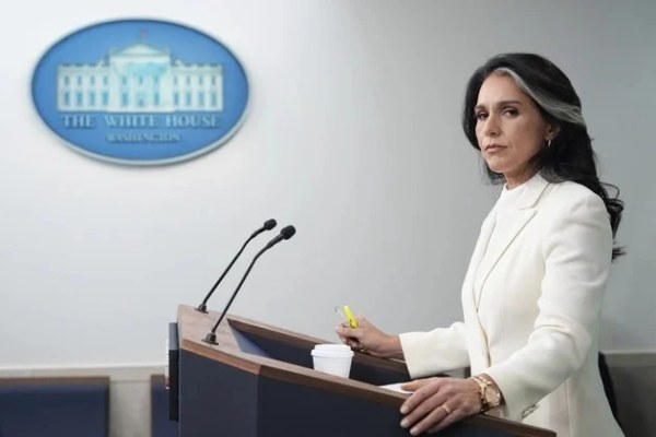 Renuncia Tulsi Gabbard como directora de Inteligencia de EU