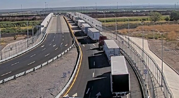 Suspende Aduana mexicana cruce de camiones vacíos en Tornillo