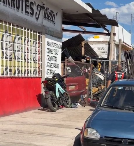 Muere mecánico al ser aplastado por auto
