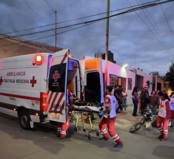 Motociclista hospitalizado tras chocar contra auto