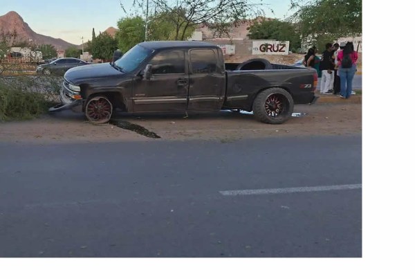 Choque en la avenida de Las Industrias deja daños materiales