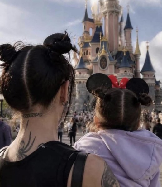 Cazzu celebra el fin de su gira llevando a su hija Inti a Disney