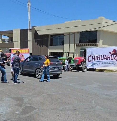 Se manifiestan productores en defensa de Maru Campos