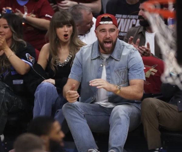 Taylor Swift y Travis Kelce roban miradas en las Finales de la NBA
