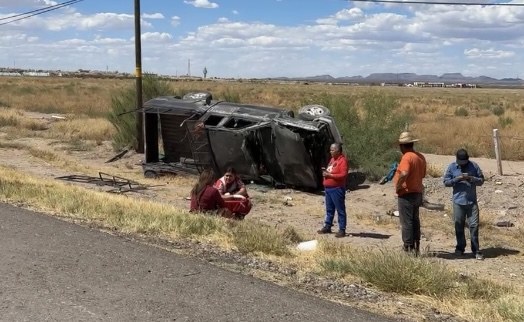 Tres lesionados tras volcadura en la carretera a Camargo; el chofer huyó