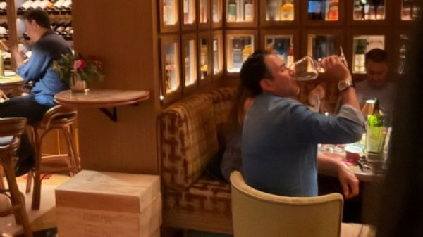 Exhiben al senador Miguel Ángel Yunes Márquez en bar de lujo en Madrid