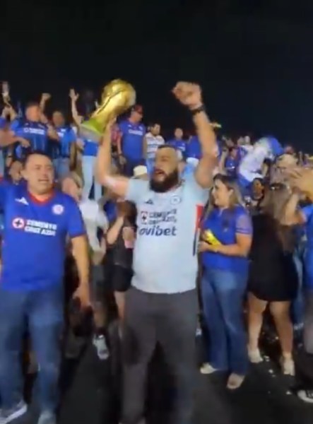 Festejan campeonato del Cruz Azul en glorieta de Francisco Villa
