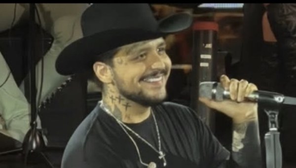 Christian Nodal no llenó el palenque: regaló texanas