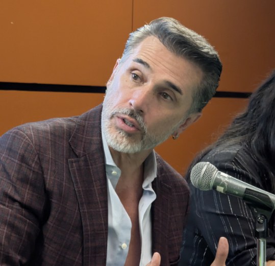 Críticas a Sergio Mayer por video con un menor de edad