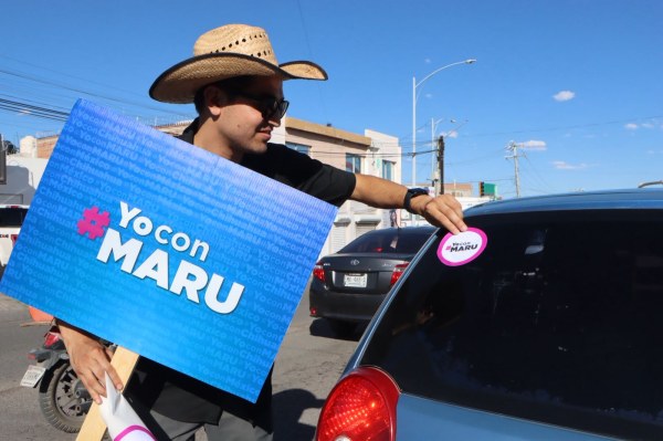 Realizan calcatón en apoyo de Maru Campos