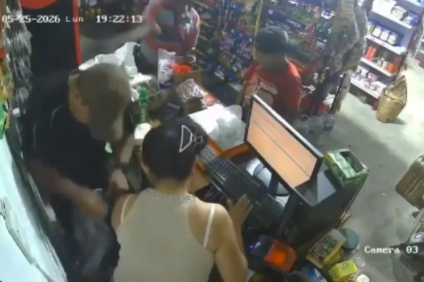 Abuelito corre a machetazos a asaltante