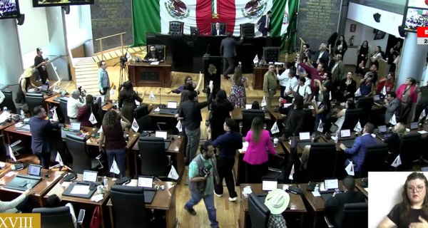 Revientan sesión del Congreso