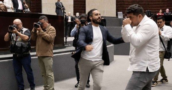 Diputados hacen zafarrancho en sesión