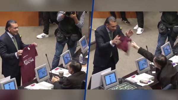 Senador le avienta playera a Noroña de ‘Yo con Rocha’