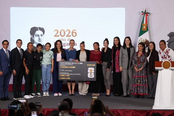 Sheinbaum entrega boleto para inauguración del mundial