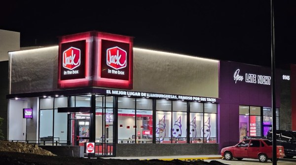 Quiebran ventana de Jack in the Box Cantera y se vuelven virales