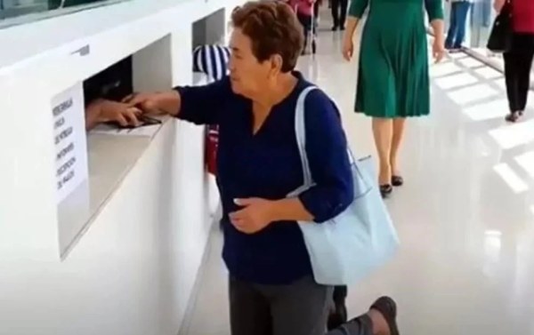Se arrodillan pacientes en el IMSS