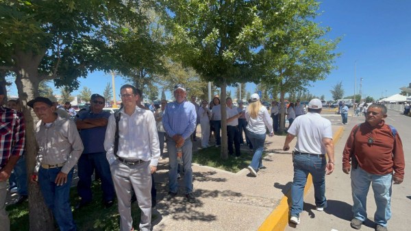 Llegan panistas a mega reunión en defensa de Maru