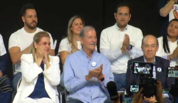 Arropan Fox y Calderón a Maru