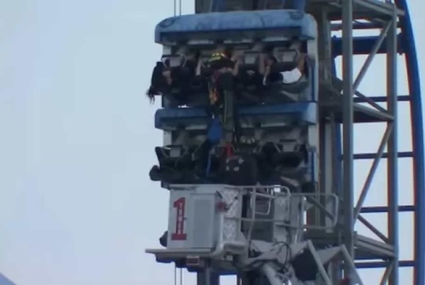 Terror en las alturas: atrapados en montaña rusa de Texas
