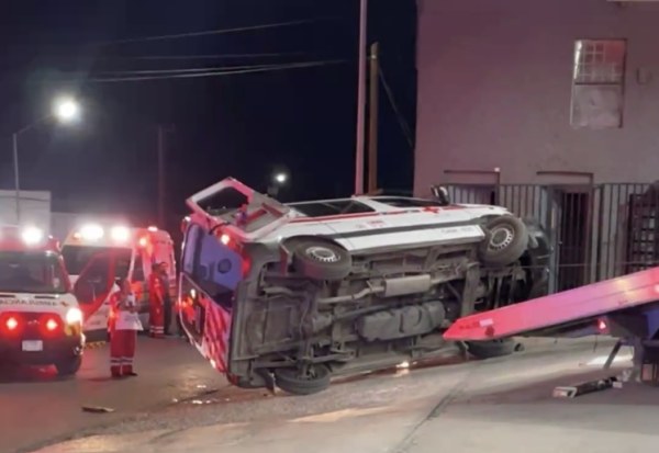 Ambulancia de la Cruz Roja sale proyectada contra gasolinera