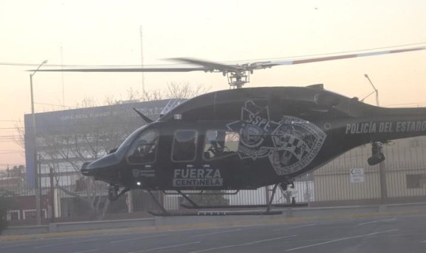 Trasladan a mujer embarazada en helicóptero tras accidente vial