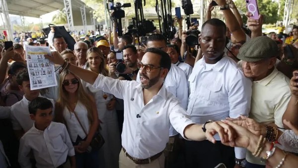 Lidera derechista elecciones de Colombia