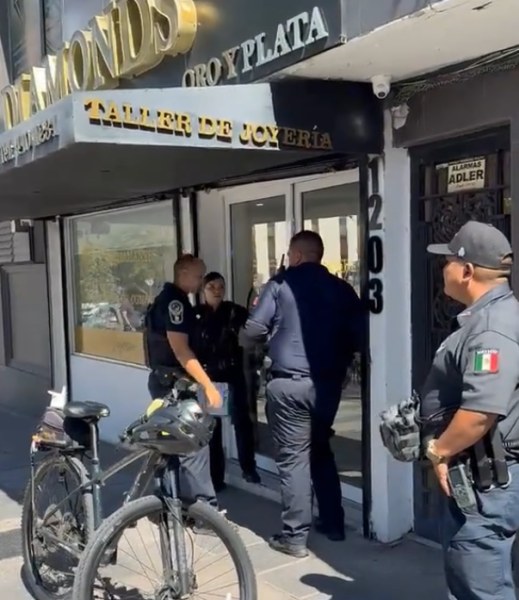 Roban joyería en el centro