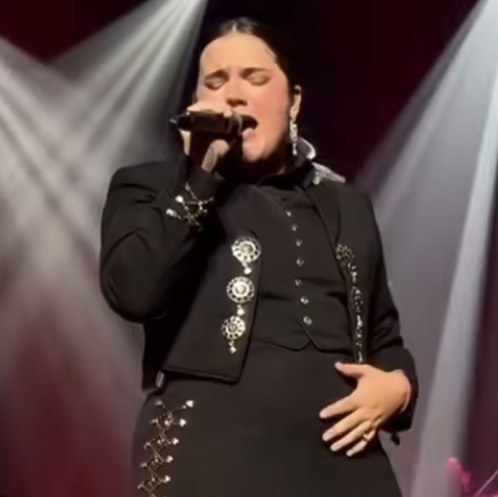 Camila Fernández anuncia su segundo embarazo en concierto