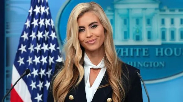 Despide Trump a vocera de la Casa Blanca