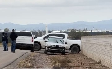 Localizan sin vida a personas dentro de una camioneta