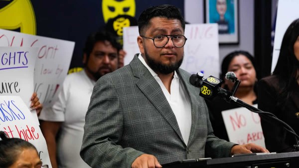 Agente de ICE embiste a mexicano en redada en Texas
