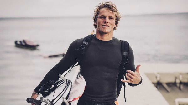 Suspenden a surfista olímpico mexicano por acusación de abuso