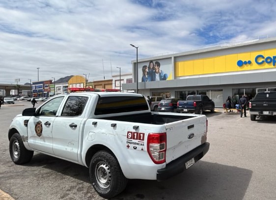 Evacuan plaza comercial por fuga de gas
