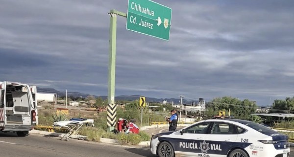 Choca motociclista contra poste y resulta con fractura expuesta