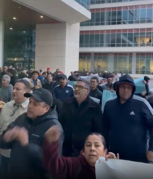 Protestan previo audiencia de Jáuregui